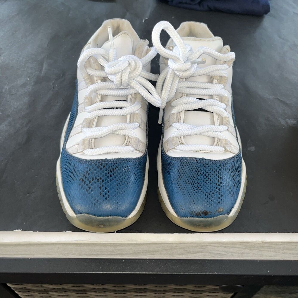 Jordan Air Jordan 11 Low Top White/Blue Unisex Kids 6.5Y CD6847-102